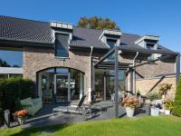 Saniertes Klinkergebäude mit Holz-Aluminium-Fenstern