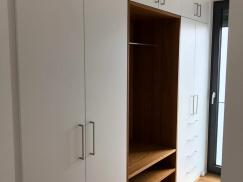 Einbauschrank mit offenem Garderobenteil, weiß beschichtet und Eiche natur