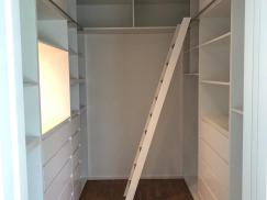 Ankleide, weiß lackiert mit Schubladen und offenen Fächern