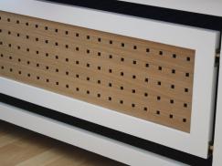 Heizungsverkleidung mit weißem Rahmen