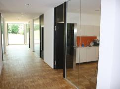 Trennwände aus glas mit dunklen Holztüren