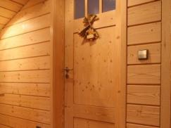 Wandverkleidung und Holztür Eiche