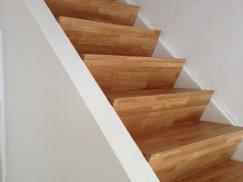 Aufgesattelte massive Treppenstufen