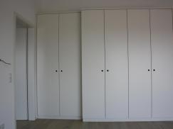 Schrankwand in weiß, zwei tiefen