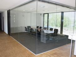 Glastrennwände mit Eingangstür aus schwarzem MDF und Edelstahl-Applikationen 3