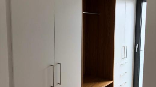 Einbauschrank mit offenem Garderobenteil, weiß beschichtet und Eiche natur