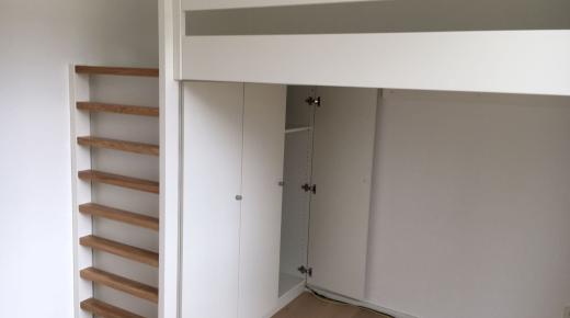 Kinderhochbett mit Kleiderschrank und Leiter, Weißlack/Eiche