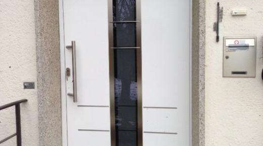 Haustür in weiß mit Edelstahl-Applikationen