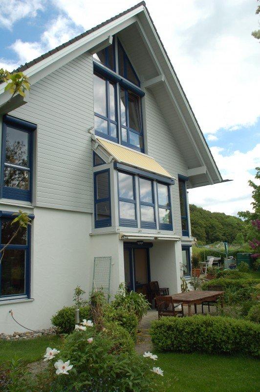 Holz-Aluminium-Fenster in blau