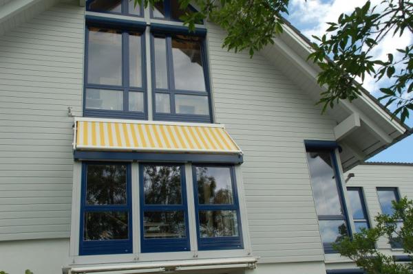 Holz-Aluminium-Fenster in blau 3