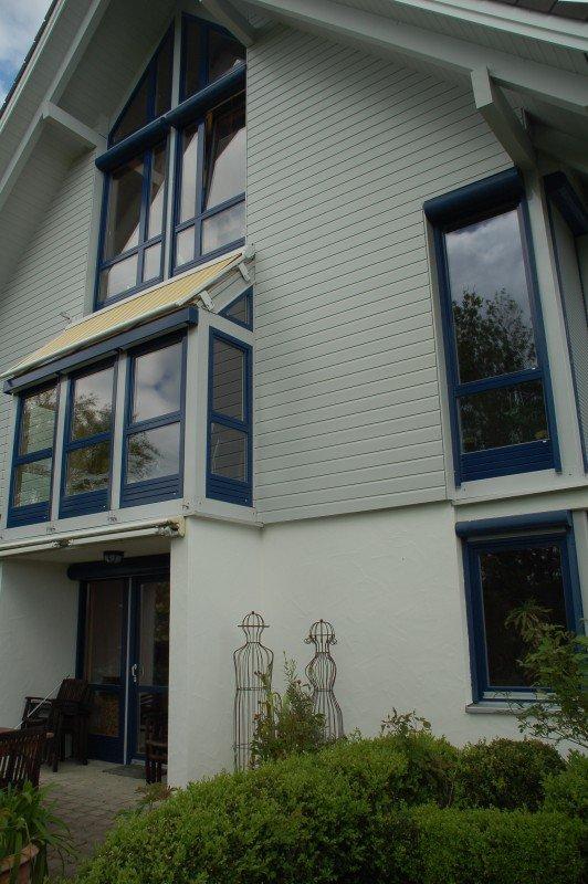 Holz-Aluminium-Fenster in blau 2