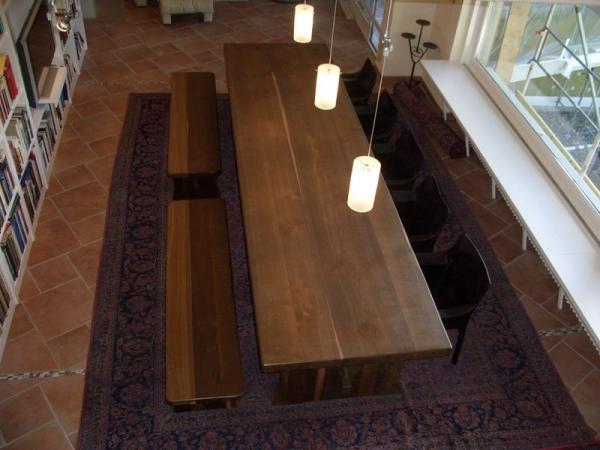Esstisch mit Sitzbänken aus massiver geräucherter Eiche