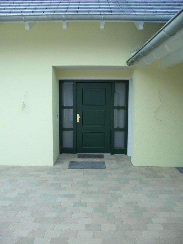 Holz-Haustür in dunkelgrün 2