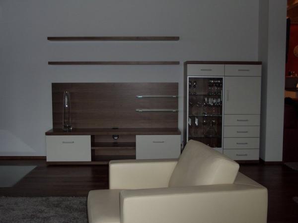 kleine Wohnwand, Nußbaum furniert und weiß lackiert