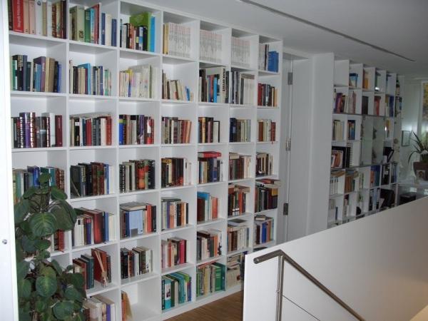 Bücherregal im Flur