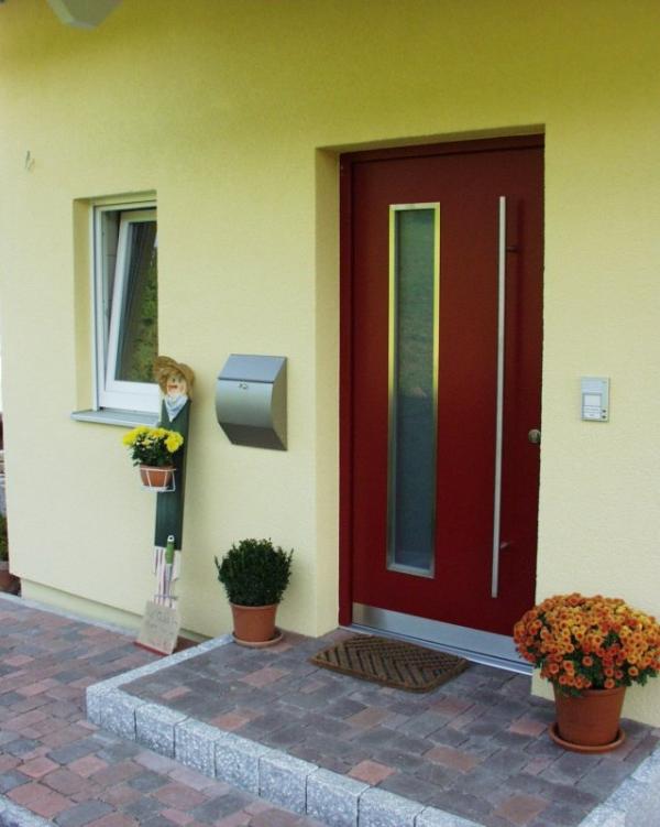 Haustür in rot mit Stangengriff