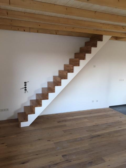 Raumspartreppe in weiß mit Eichenstufen