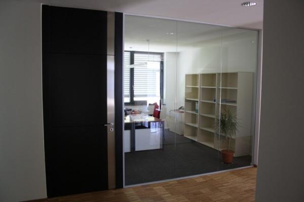 Glastrennwände mit Eingangstür aus schwarzem MDF und Edelstahl-Applikationen