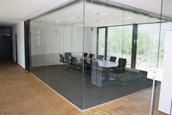 Glastrennwände mit Eingangstür aus schwarzem MDF und Edelstahl-Applikationen 3