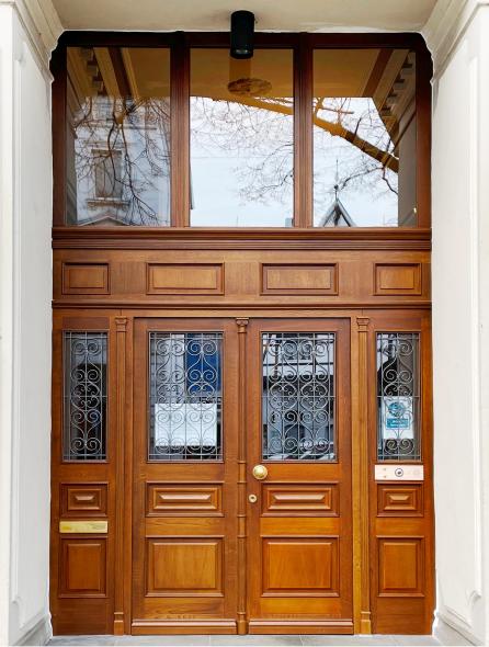 Nachbau eines historischen Eingangstors mit Haustür im Altbau