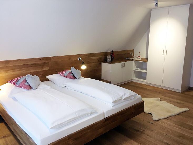 Bett mit Einbaumöbel