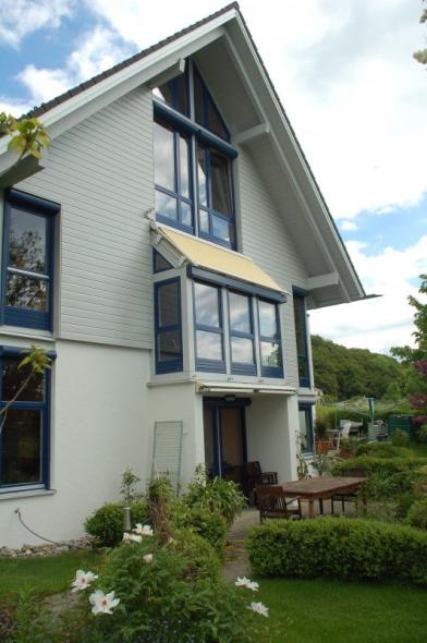 Holz-Aluminium-Fenster in blau