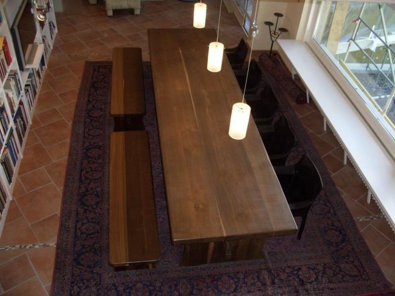 Esstisch mit Sitzbänken aus massiver geräucherter Eiche