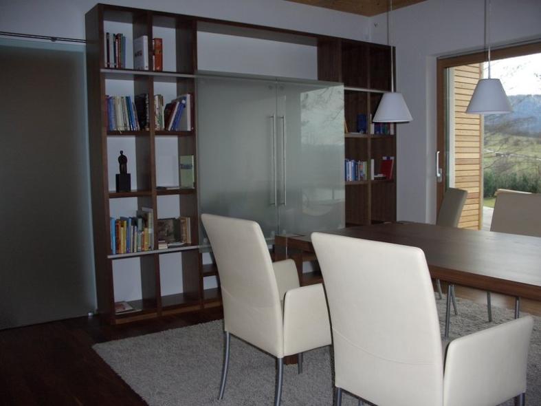 Wohnwand, Nußbaum furniert mit Glasschieber