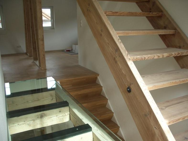 Glasboden über Fachwerkbalken mit frei tragender Treppe
