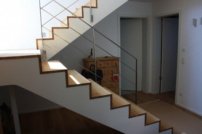 Treppe in weiß mit Eichenstufen und Metallgeländer