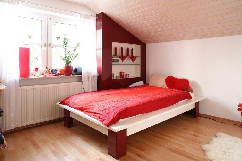 Mädchenzimmer mit Nischenregal