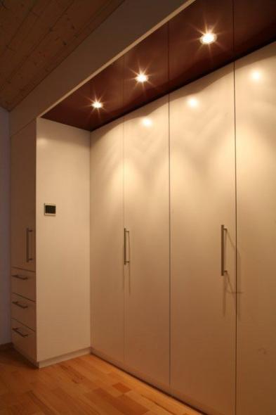 Einbauschrank unter Dachschräge, rot und weiß lackiert