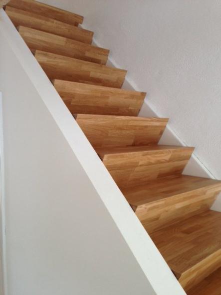 Aufgesattelte massive Treppenstufen